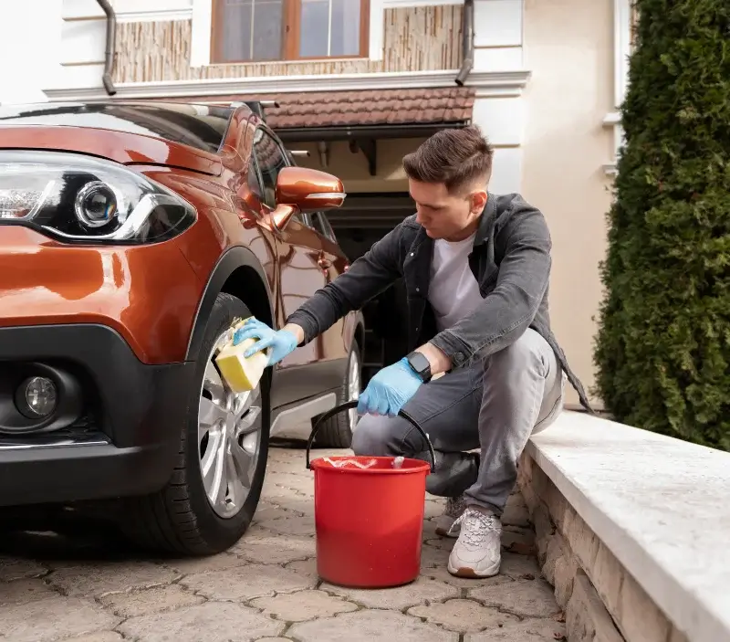 Lavage auto à domicile Moulins-Engilbert : professionnel intervenant sur un véhicule